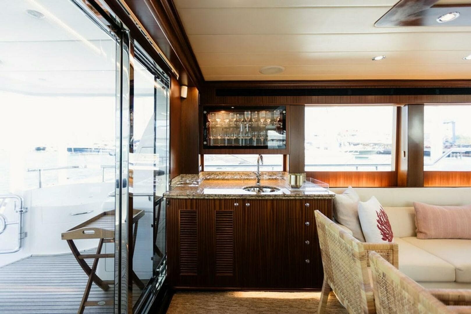 2010 Horizon Enclosed Pilothouse