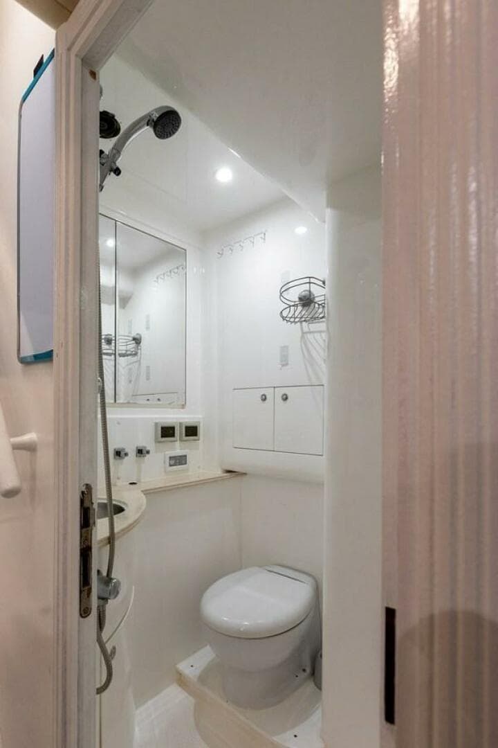 2010 Horizon Enclosed Pilothouse