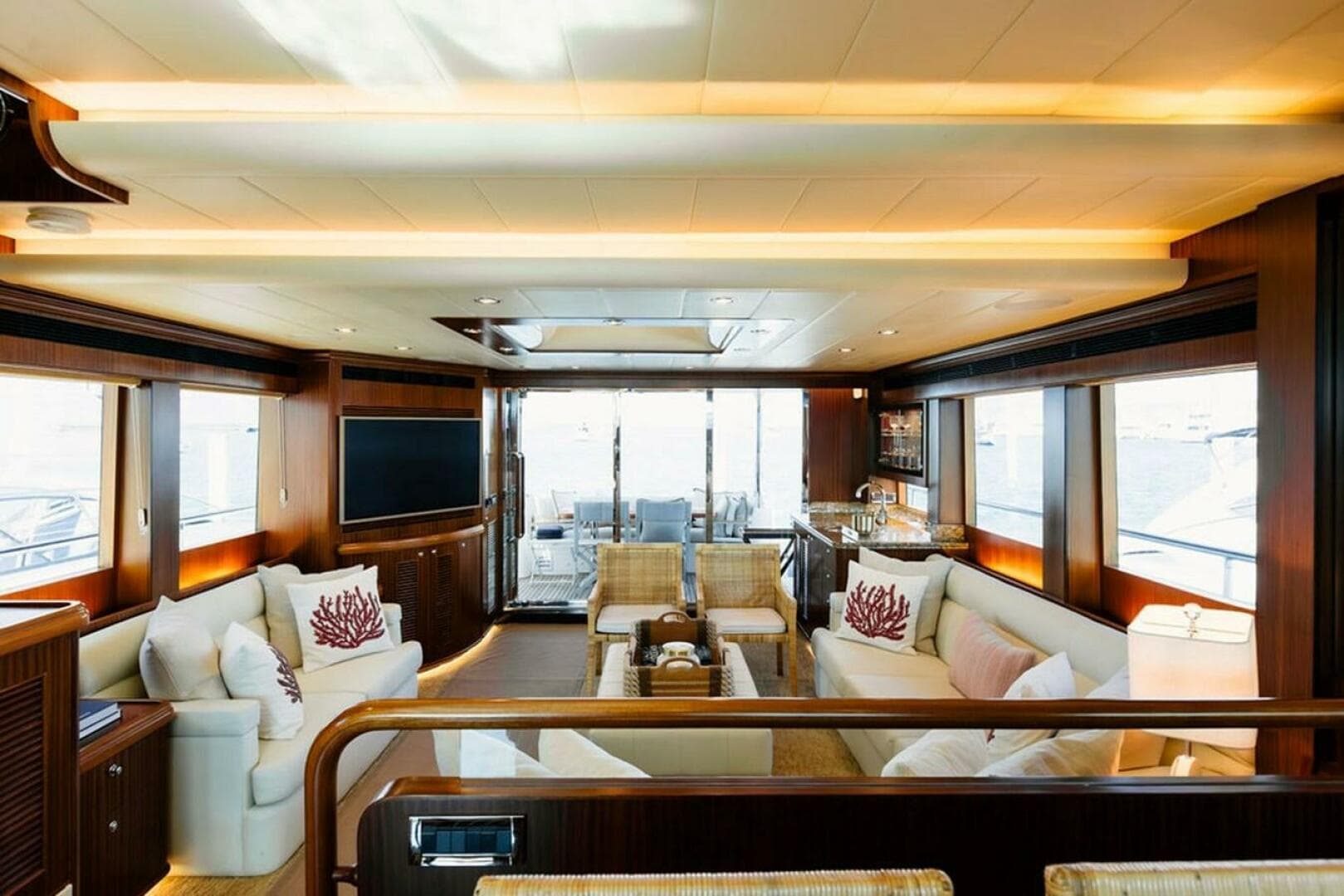 2010 Horizon Enclosed Pilothouse