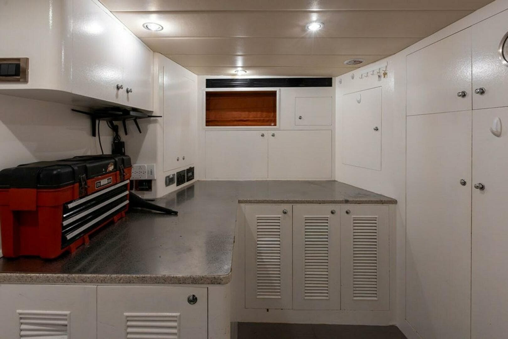 2010 Horizon Enclosed Pilothouse
