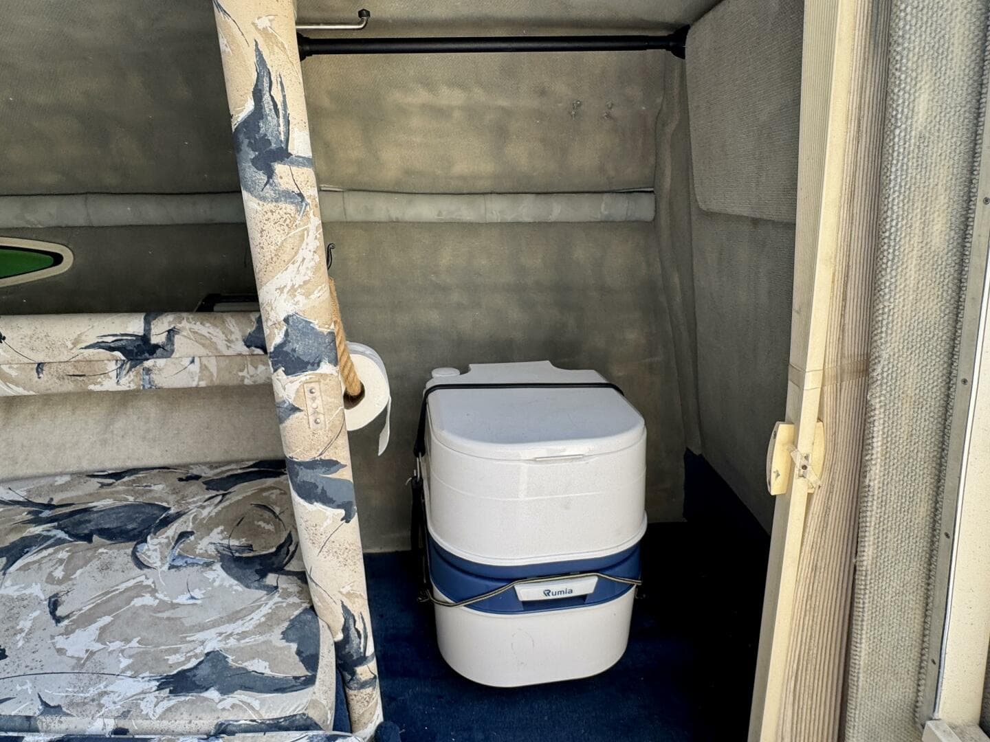 1999 Sea Ray 215 Express Cruiser