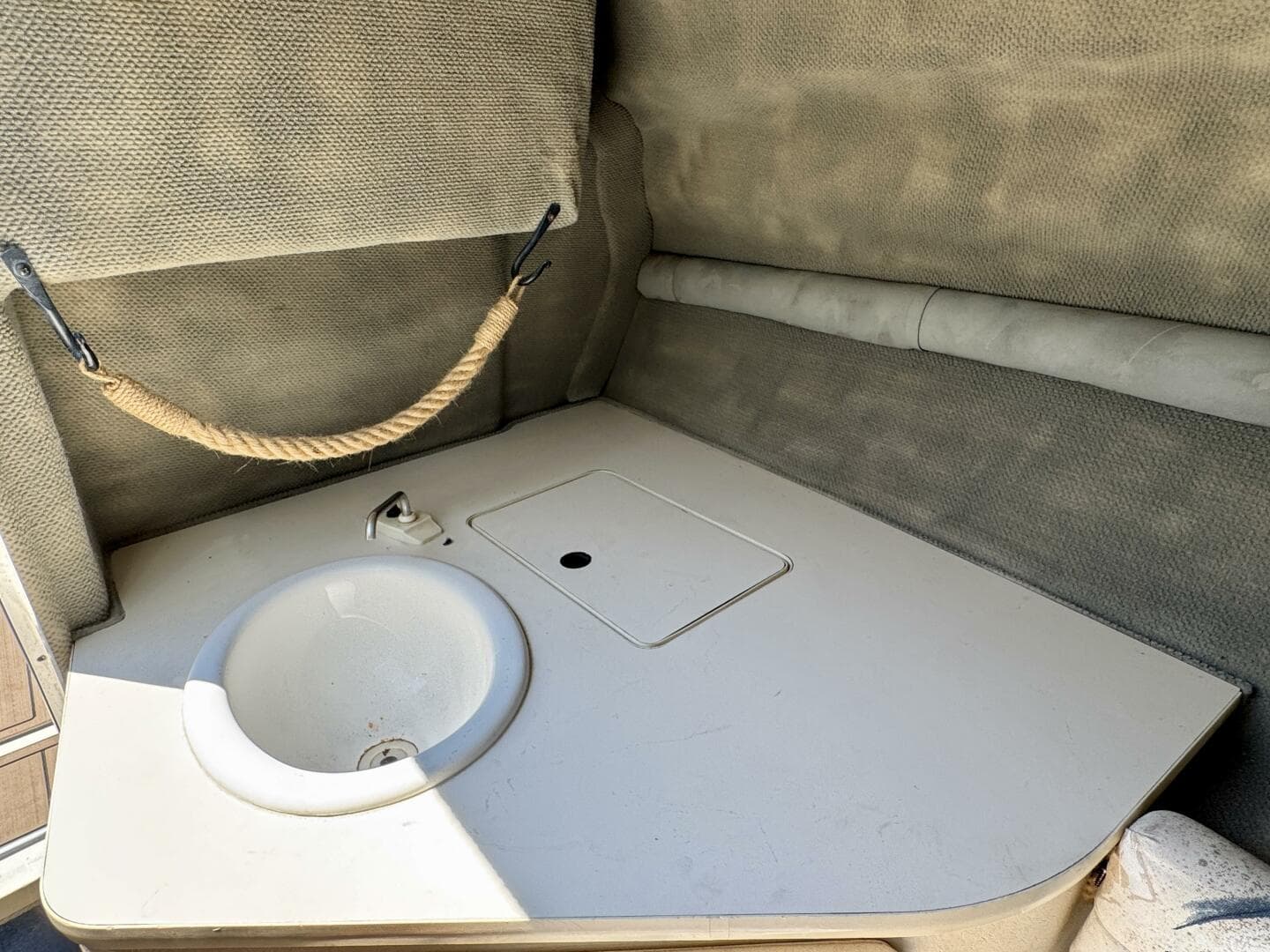 1999 Sea Ray 215 Express Cruiser