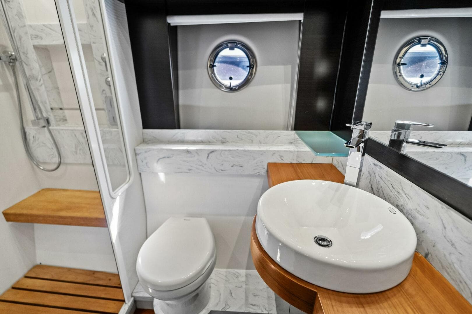 2016 Tiara Yachts 50 Flybridge - Head