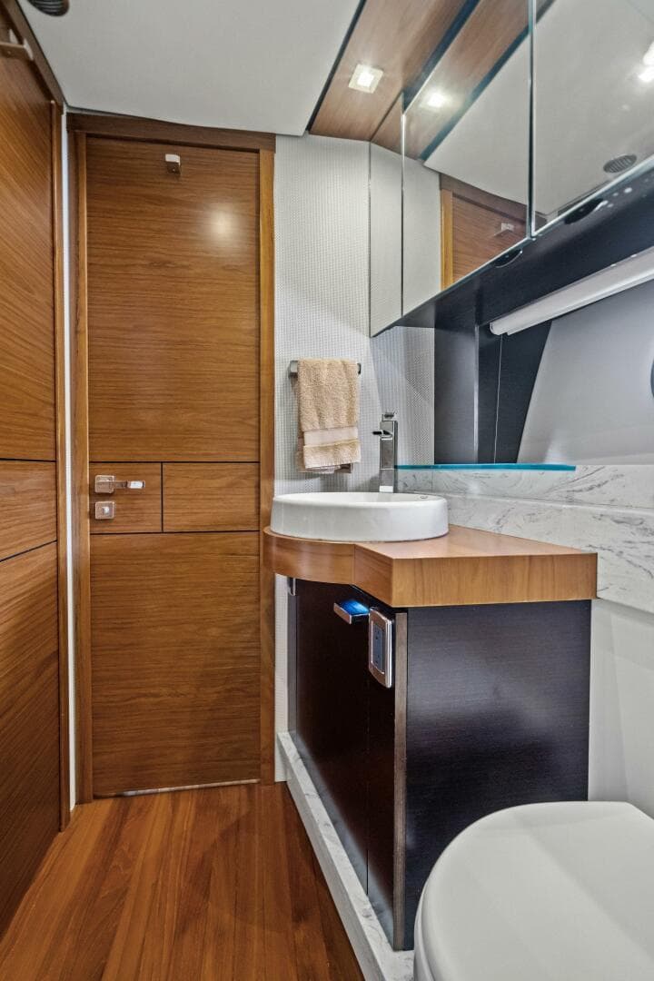 2016 Tiara Yachts 50 Flybridge - Head