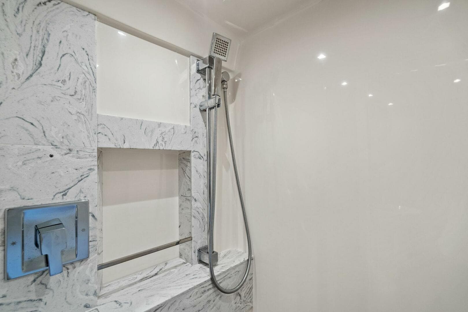 2016 Tiara Yachts 50 Flybridge - Head