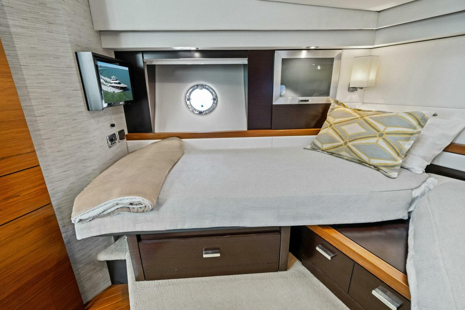 2016 Tiara Yachts 50 Flybridge - Stateroom
