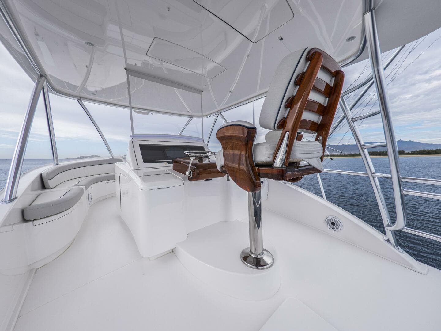 2021 Viking 92 Skybridge