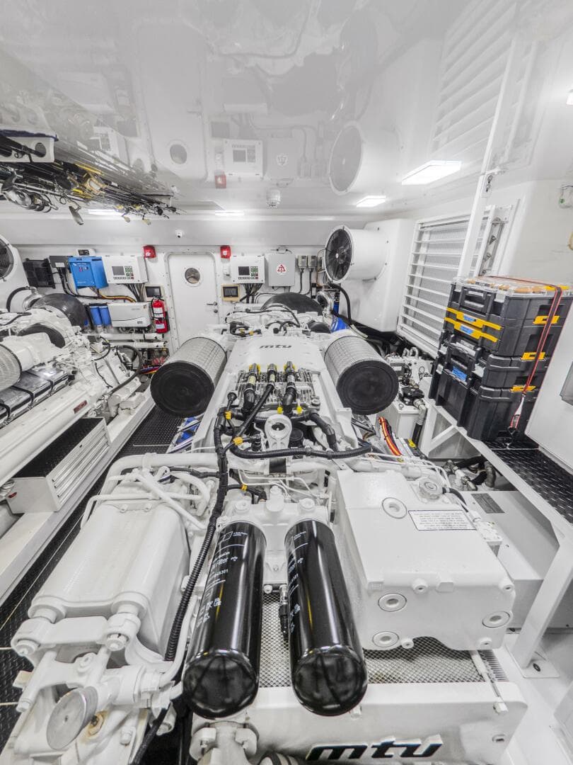 2021 Viking 92 Skybridge