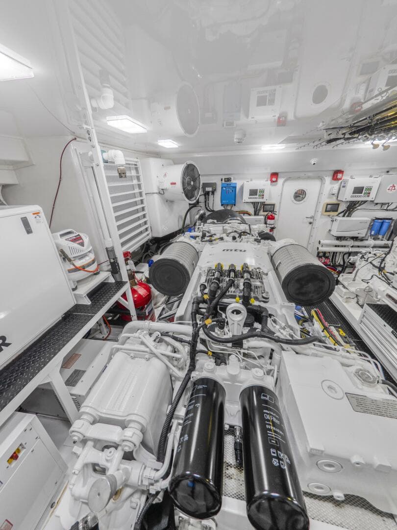 2021 Viking 92 Skybridge