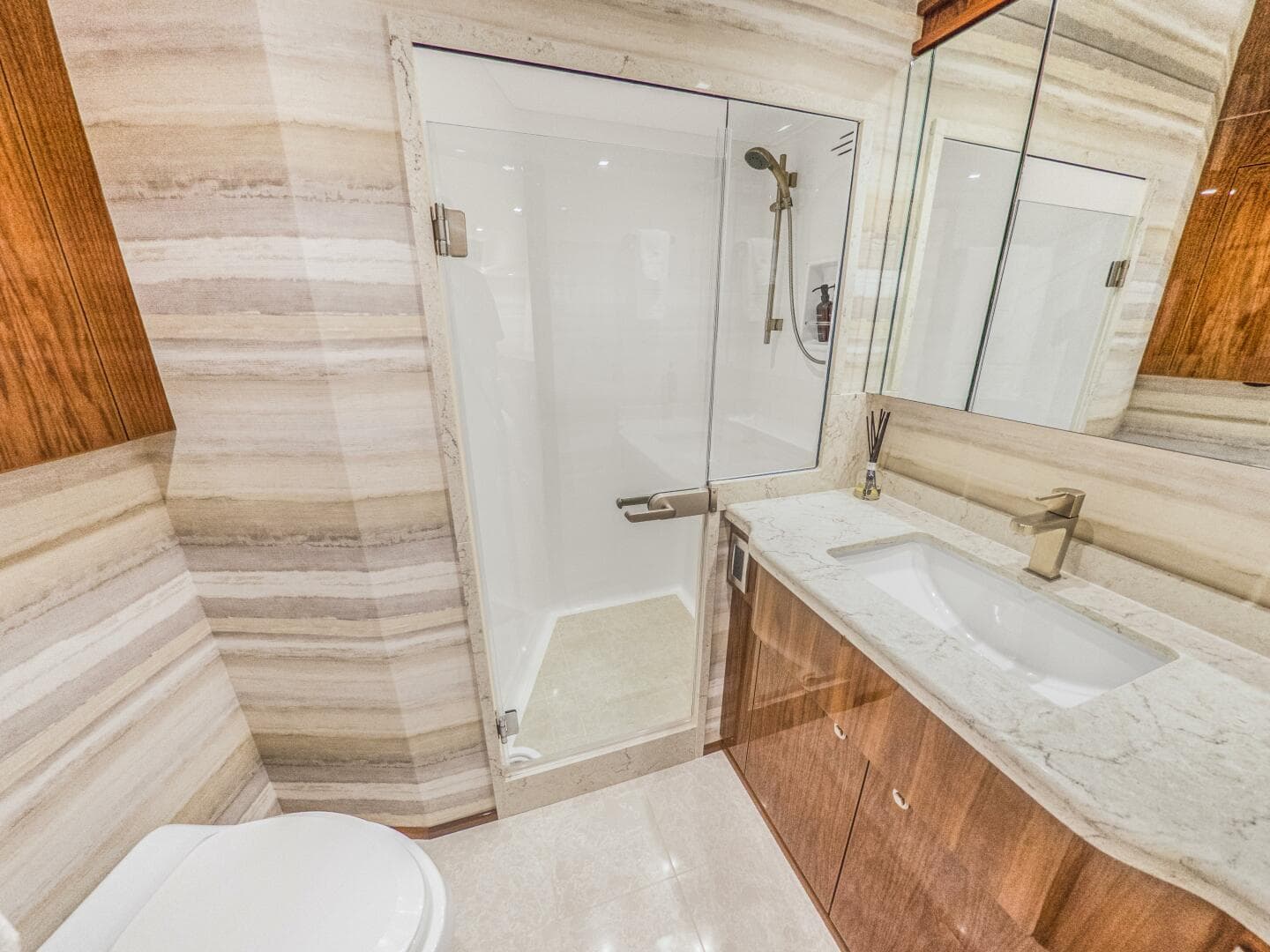 2021 Viking 92 Skybridge