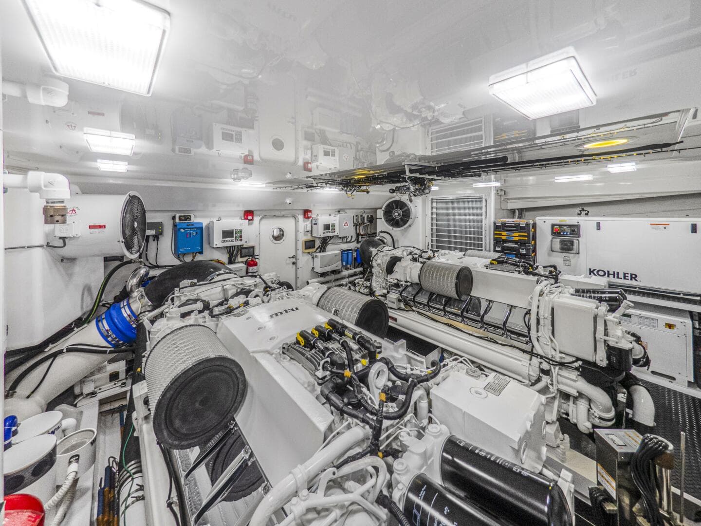 2021 Viking 92 Skybridge