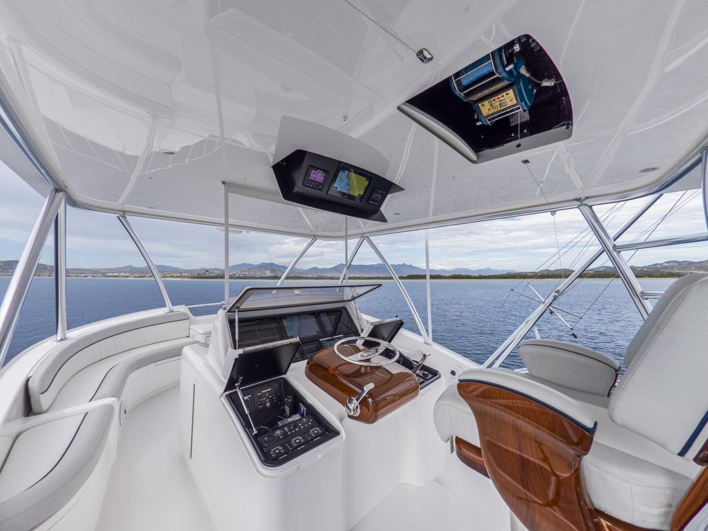 2021 Viking 92 Skybridge