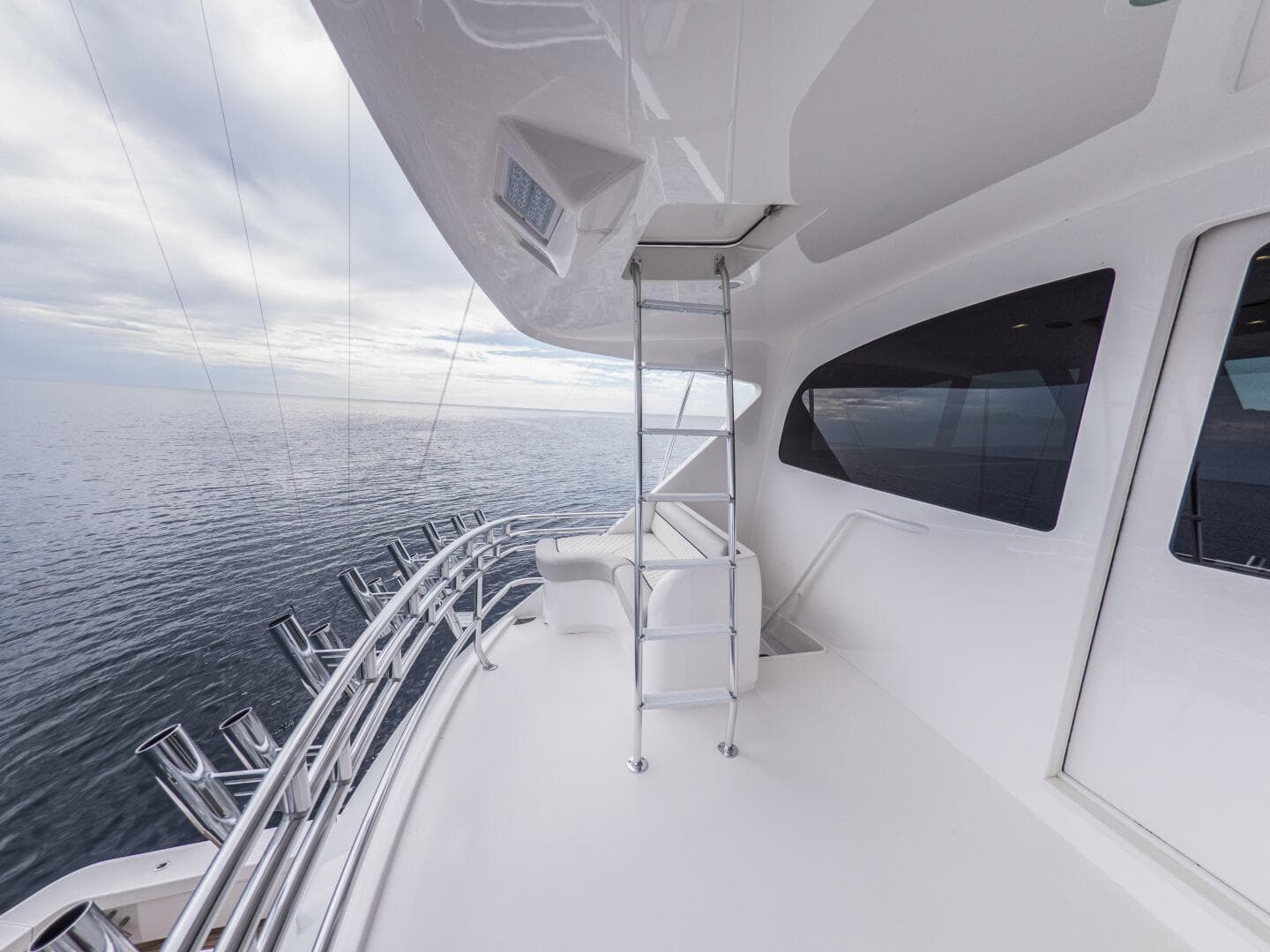 2021 Viking 92 Skybridge