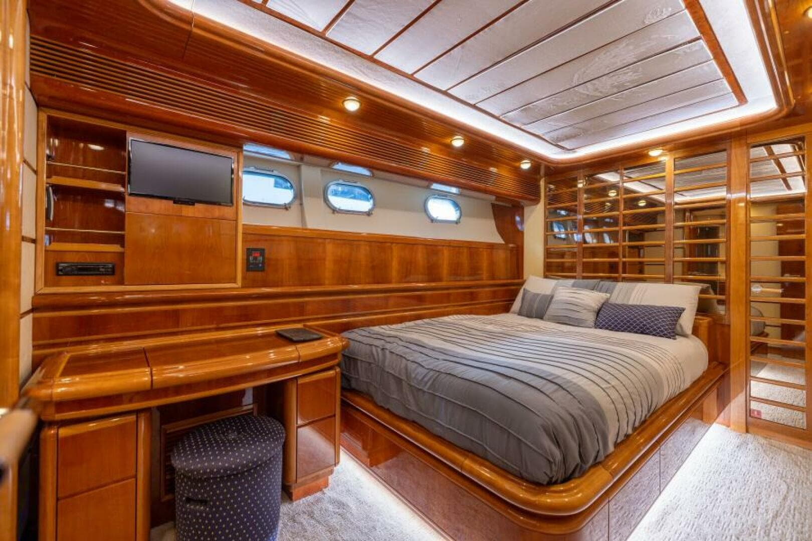 2001 Ferretti 94 Raised Pilothouse - Dreamchaser -Guest Stateroom