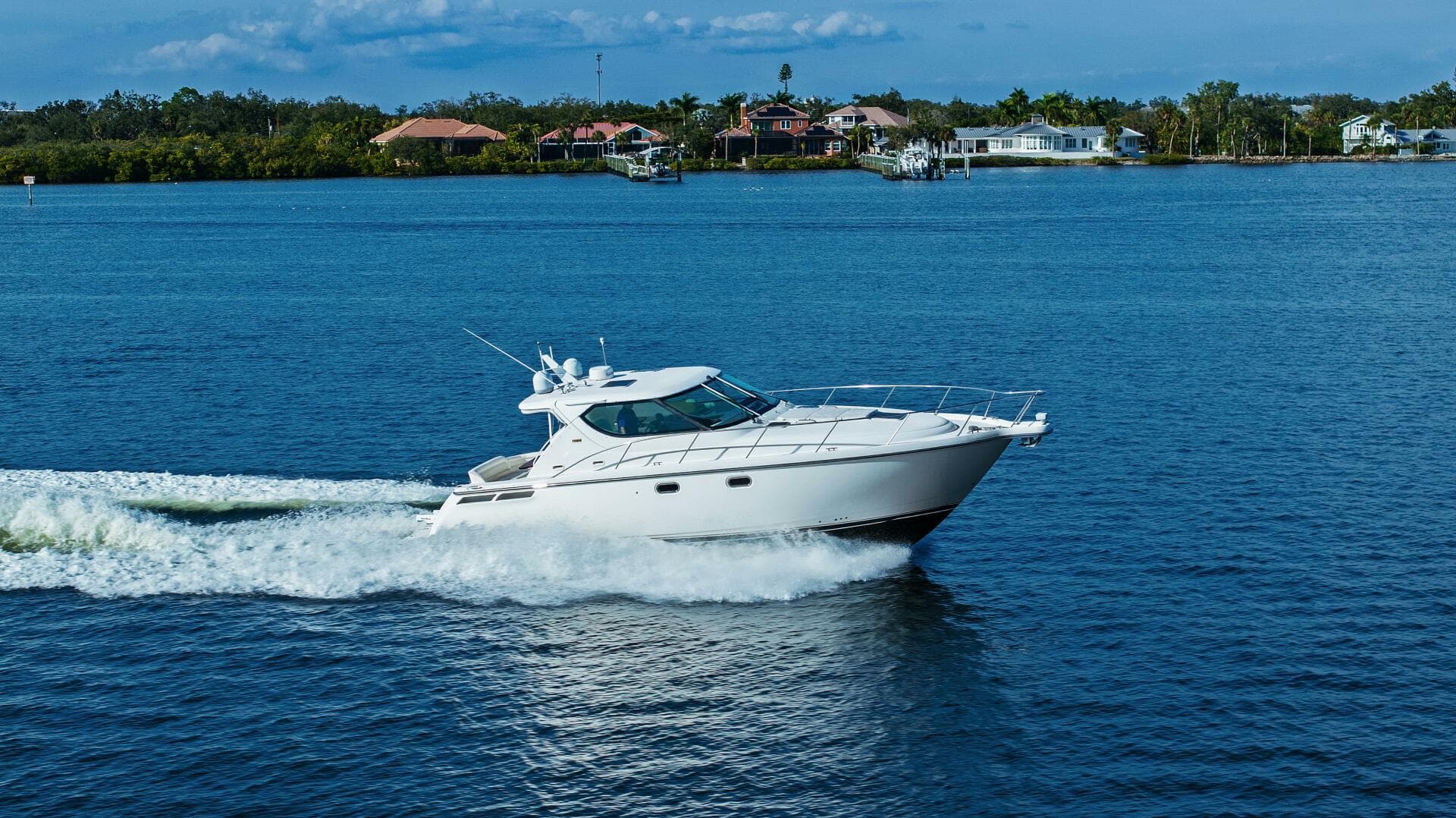 007 Tiara Yachts 4300 Sovran - Profile