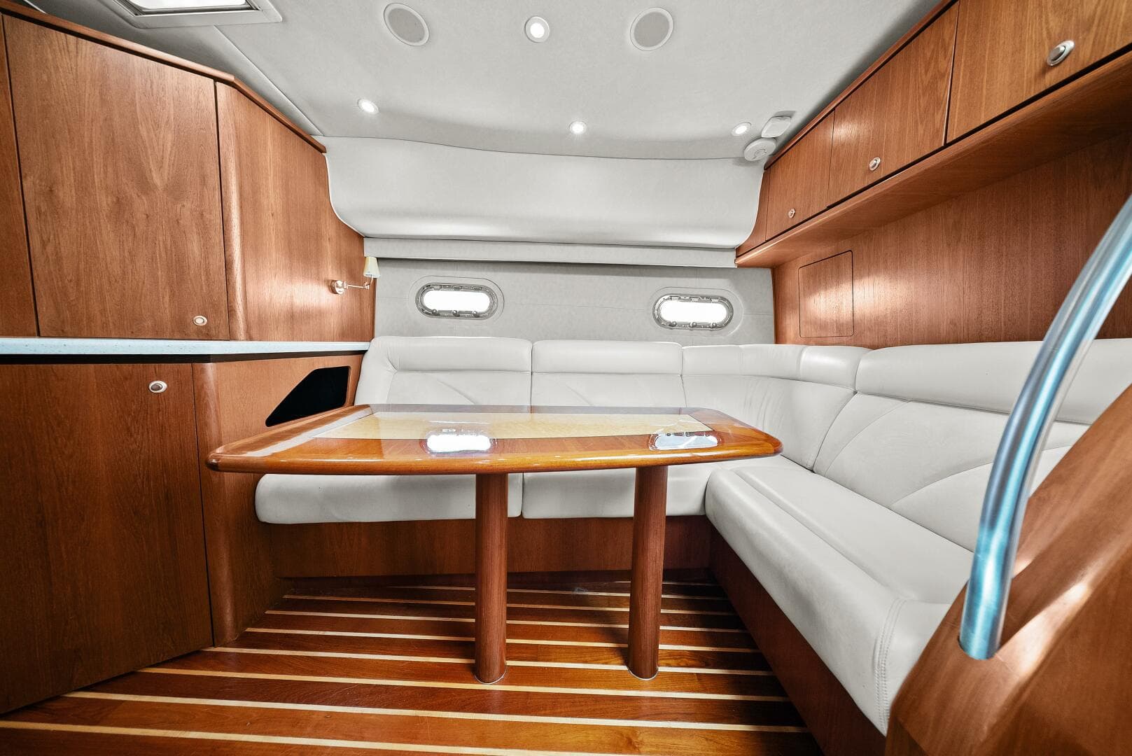 2007 Tiara Yachts 4300 Sovran - Salon