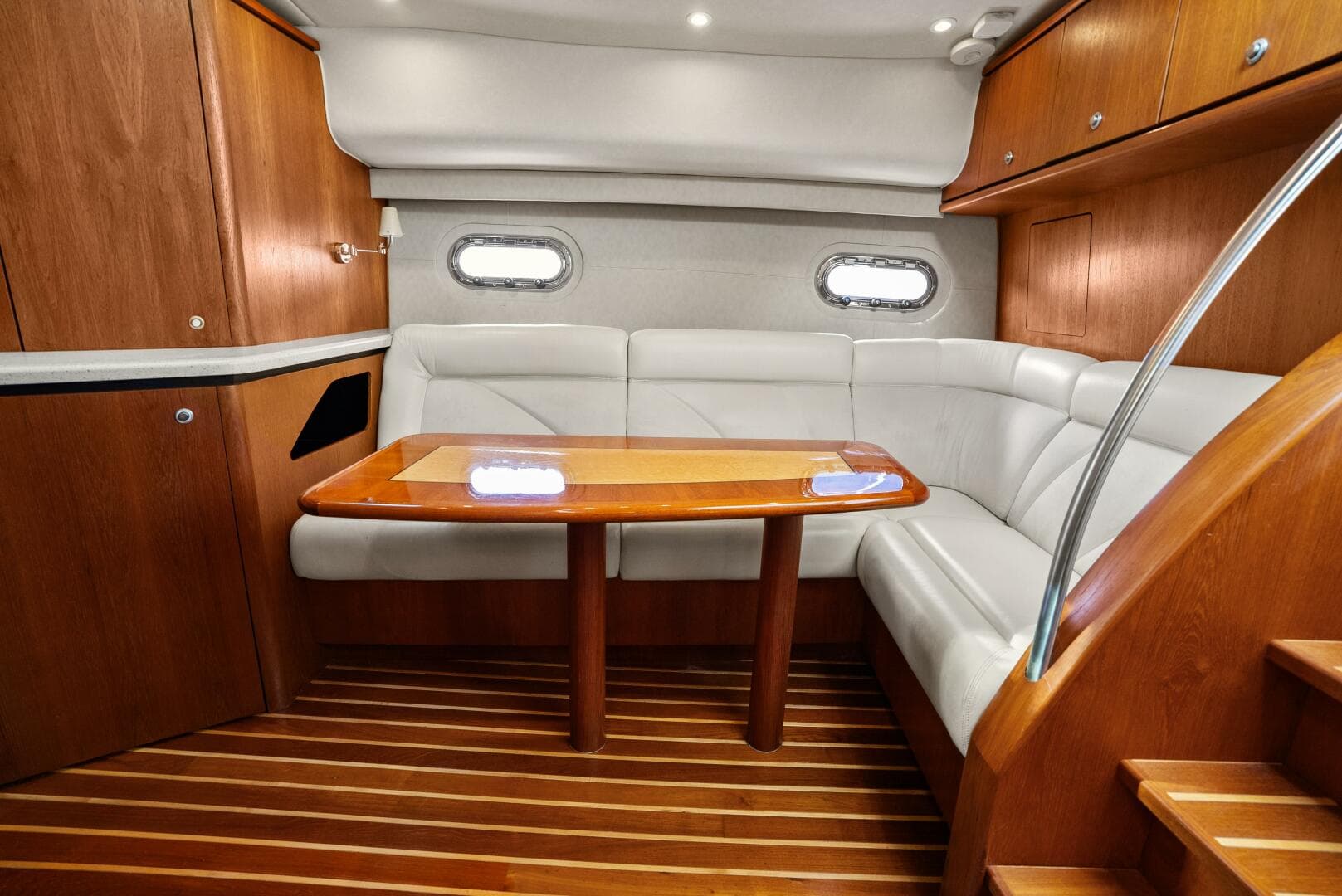 2007 Tiara Yachts 4300 Sovran - Salon