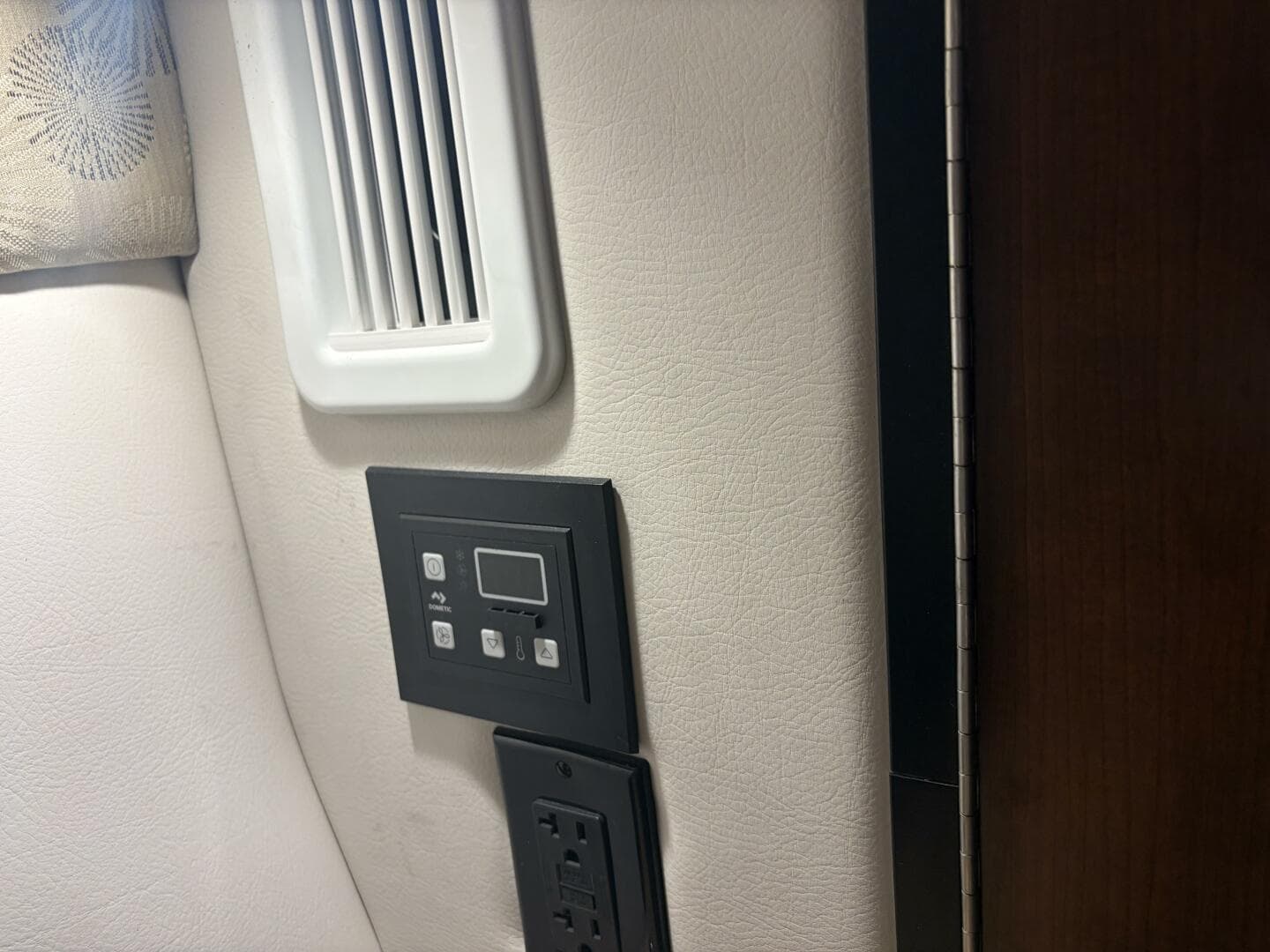 2019 Crownline 264 CR