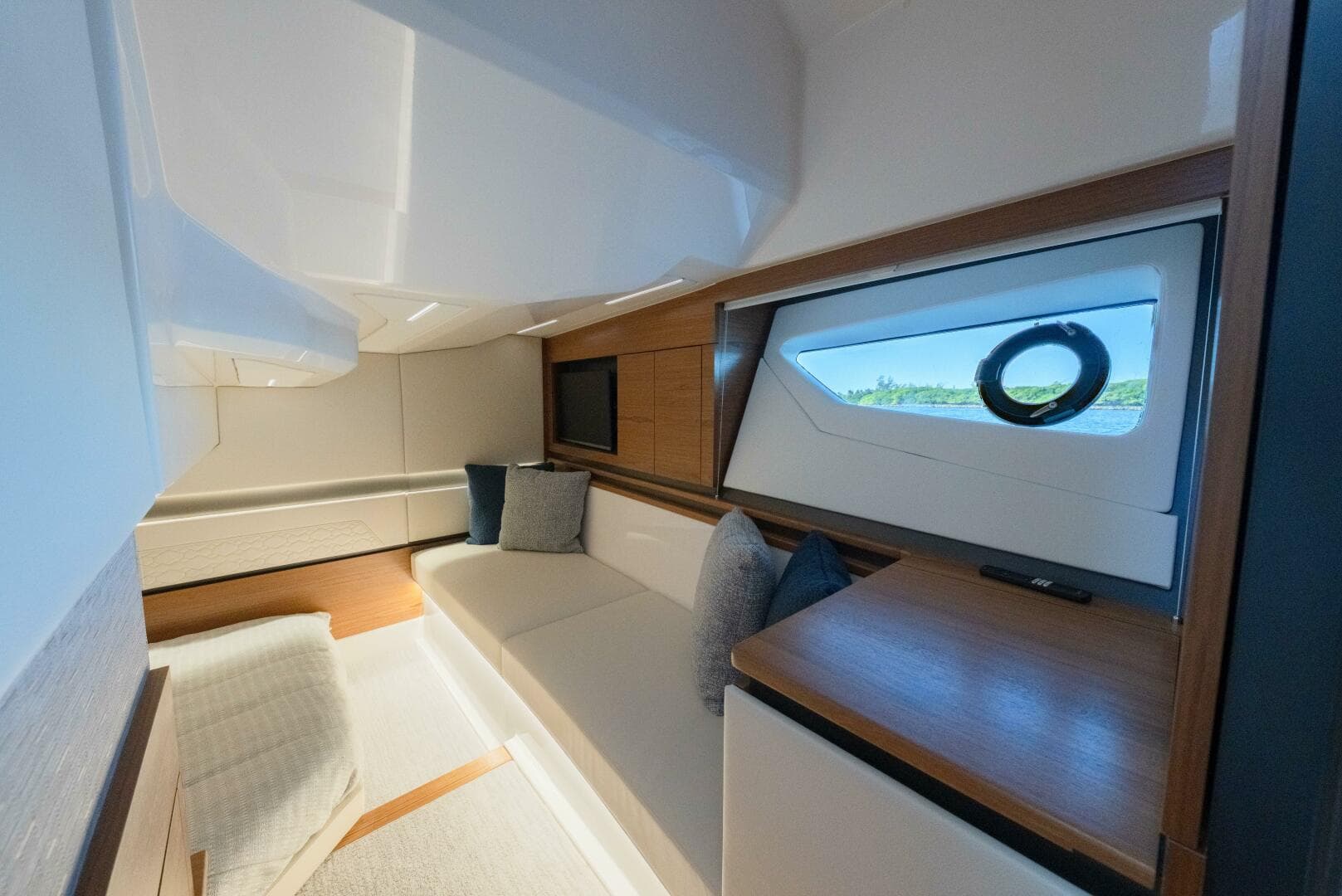 2025 Tiara Yachts 43 LE