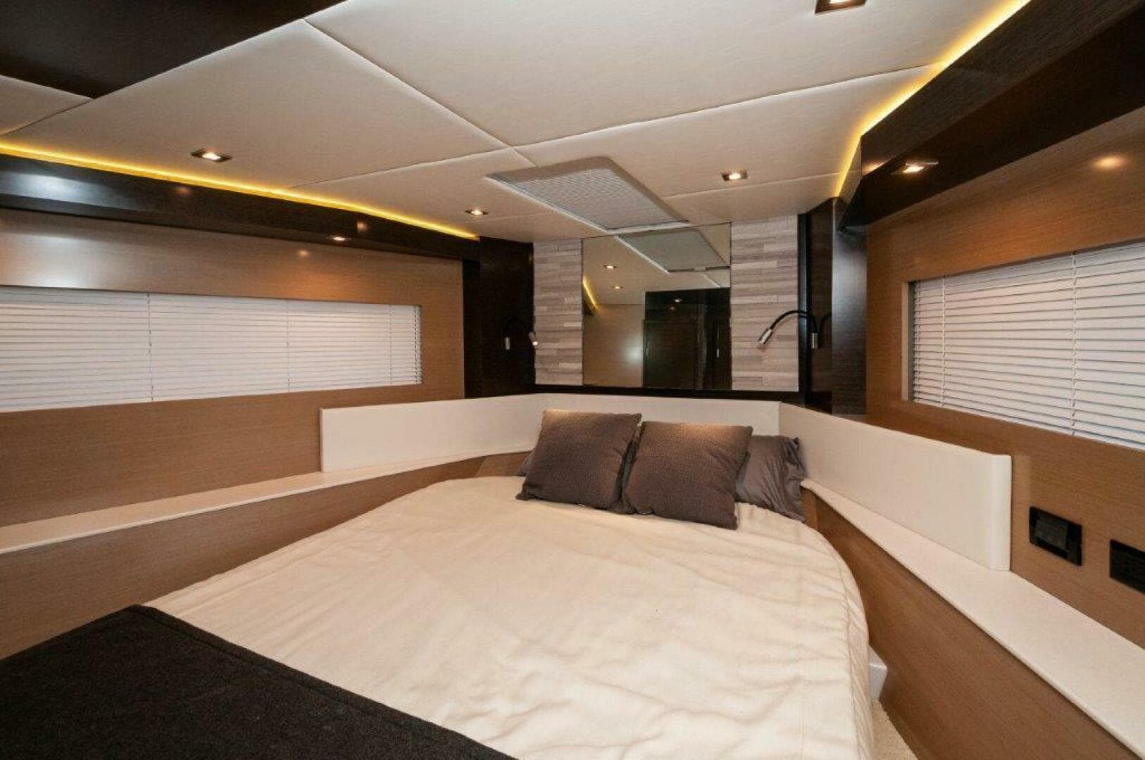 2019 Cruisers Yachts 60 Cantius- AFTER FIVE