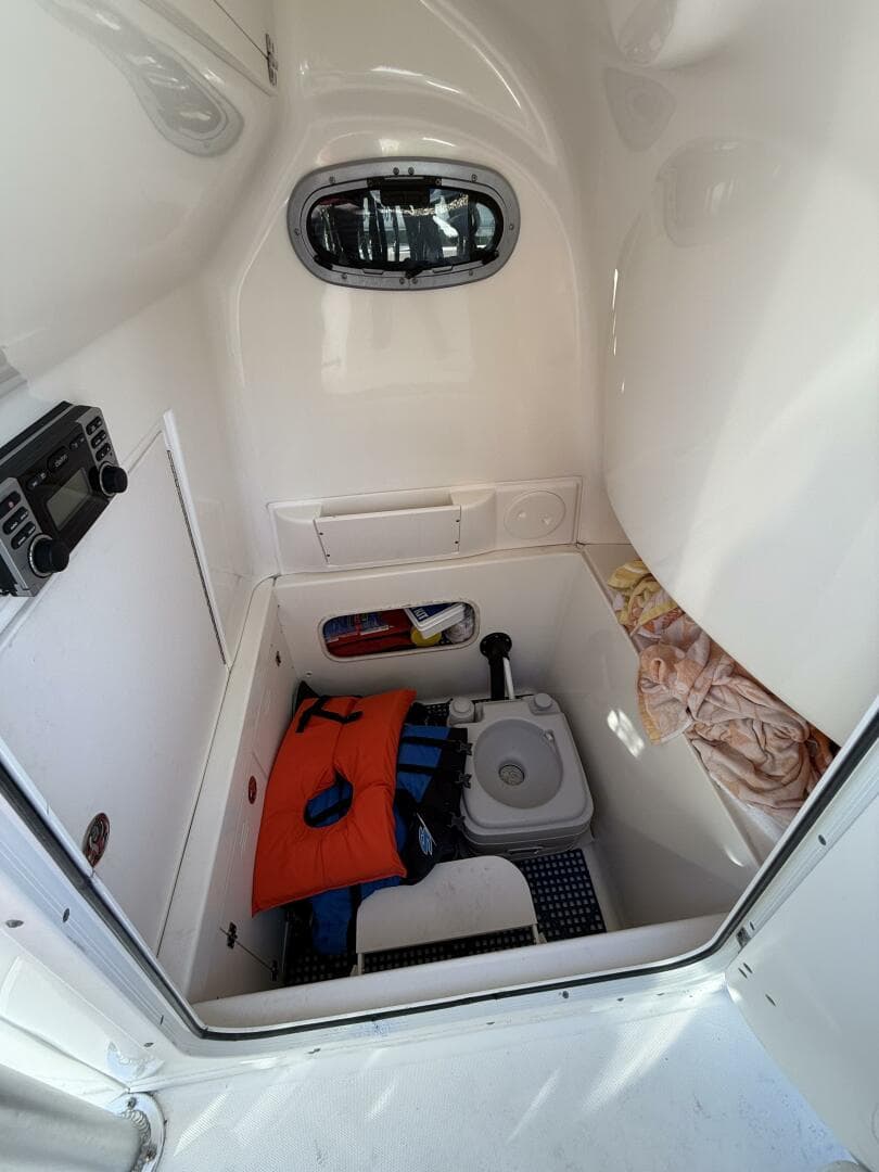 2006 Boston Whaler 240 Outrage