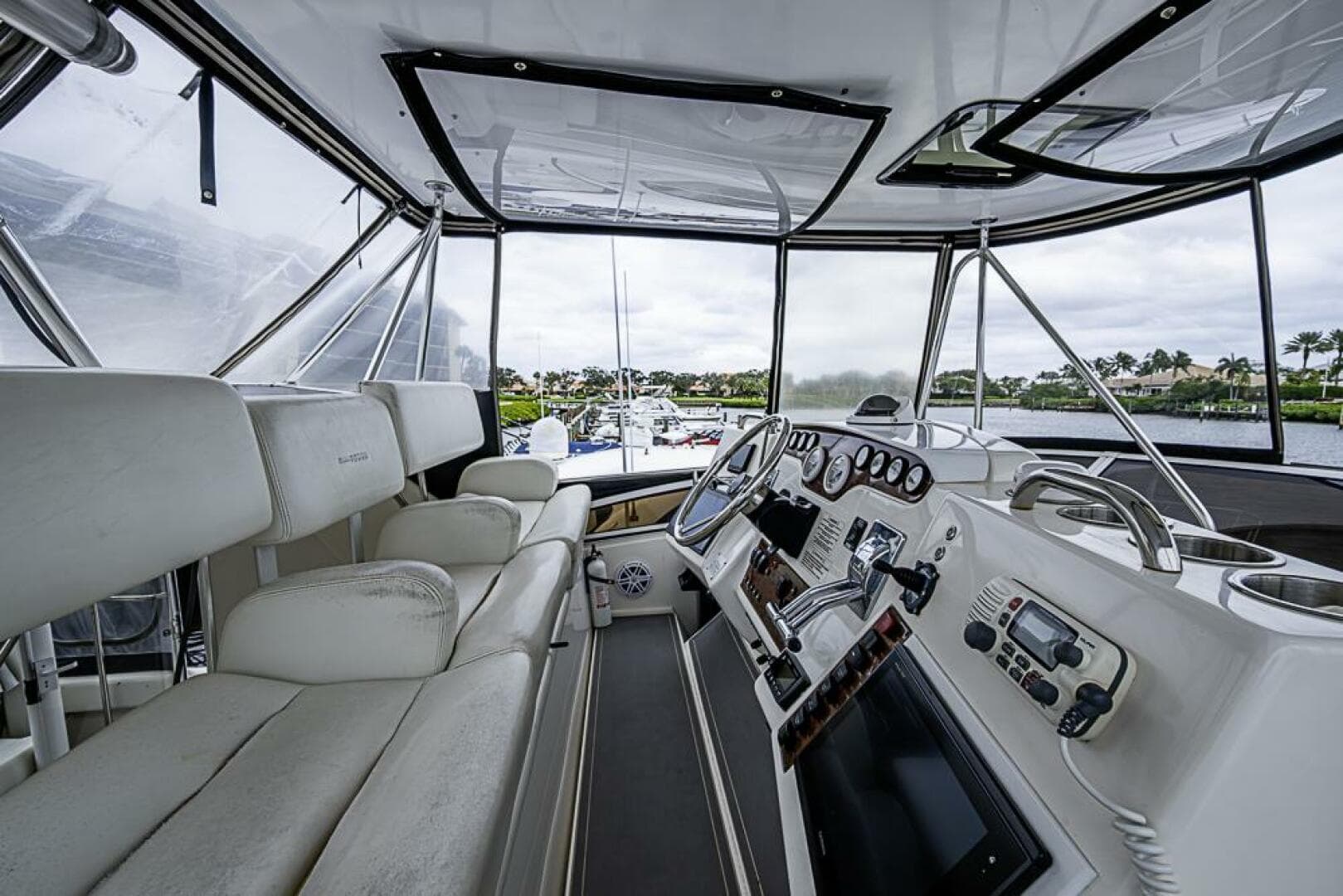 2000 Silverton 442 Cockpit Motoryacht