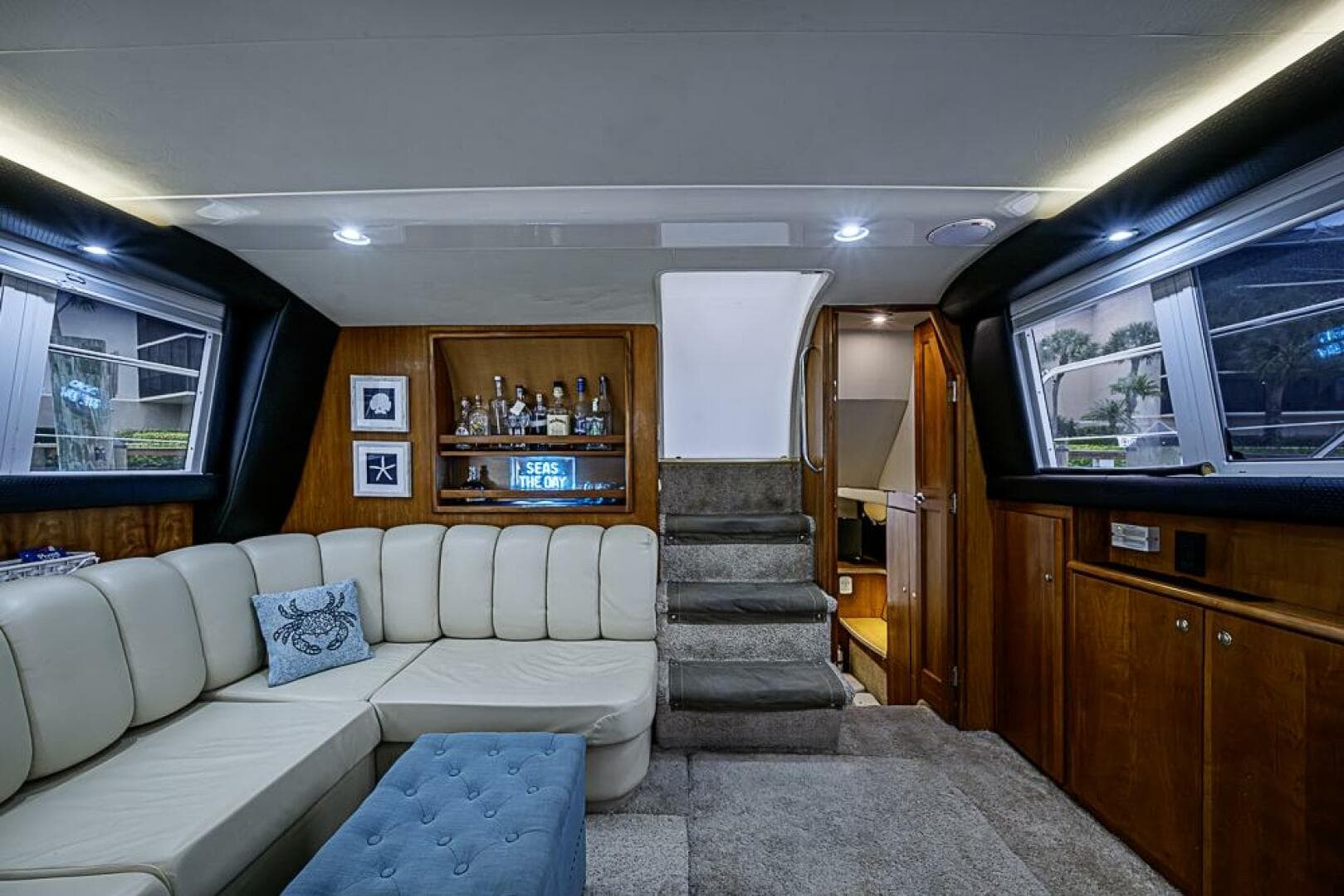2000 Silverton 442 Cockpit Motoryacht