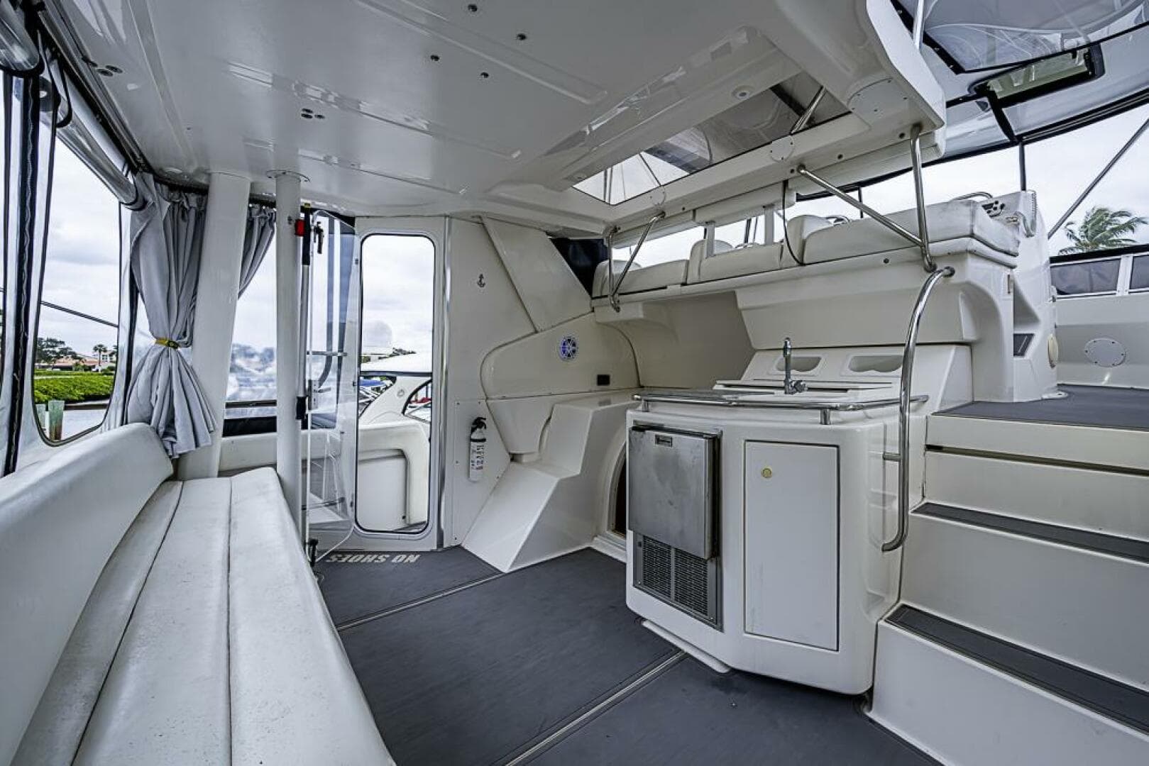 2000 Silverton 442 Cockpit Motoryacht