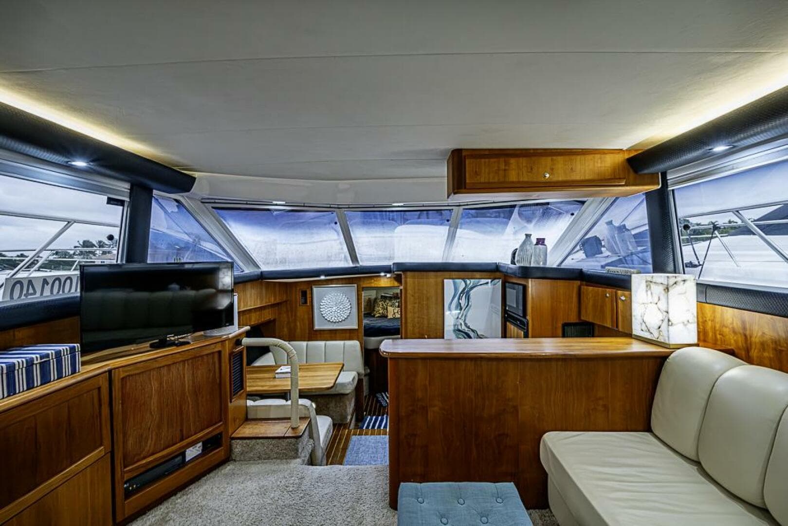 2000 Silverton 442 Cockpit Motoryacht