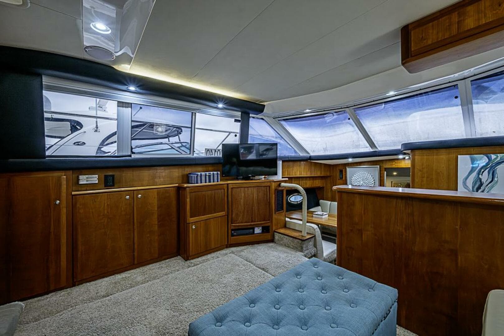 2000 Silverton 442 Cockpit Motoryacht
