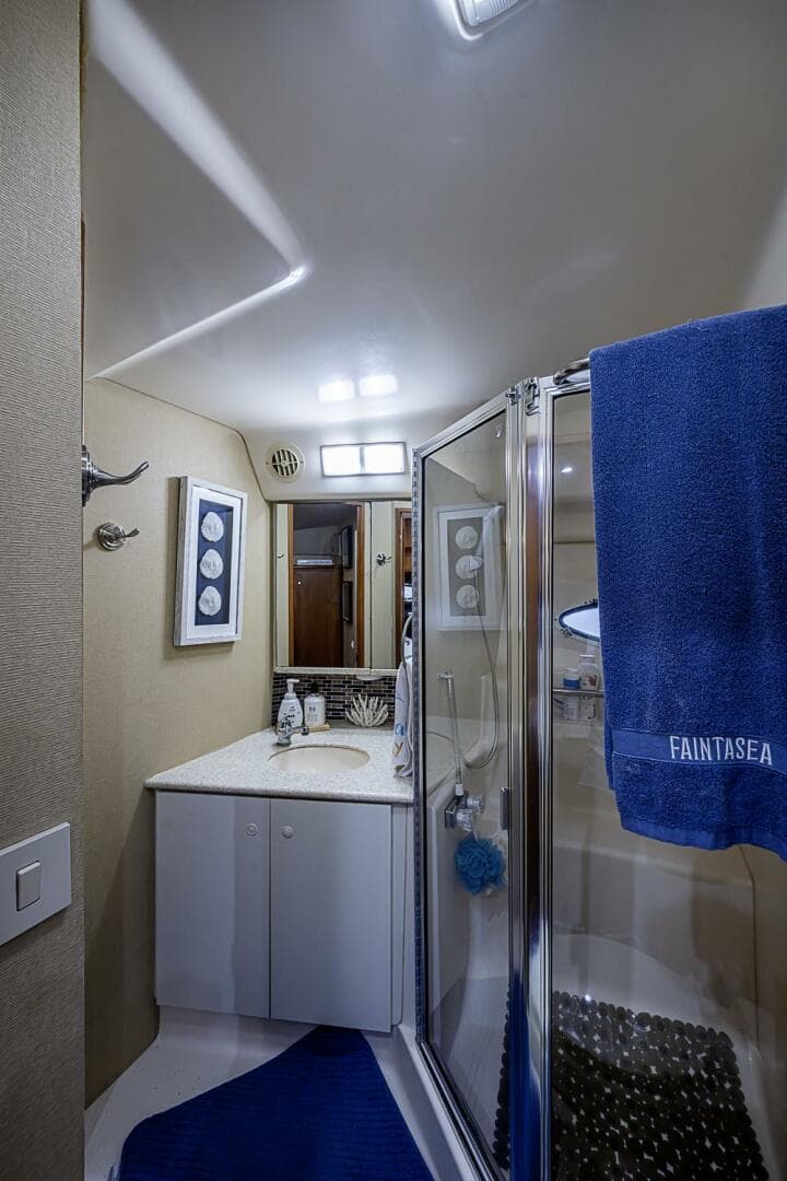 2000 Silverton 442 Cockpit Motoryacht