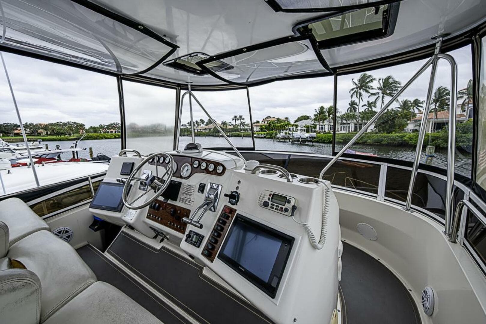2000 Silverton 442 Cockpit Motoryacht