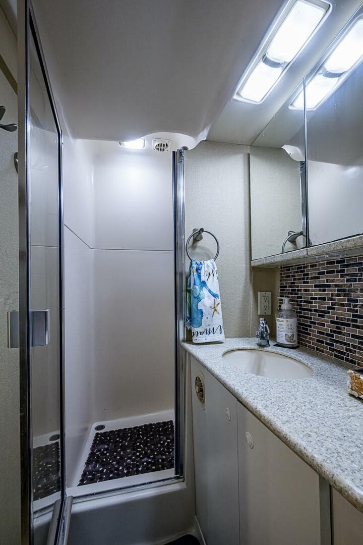 2000 Silverton 442 Cockpit Motoryacht