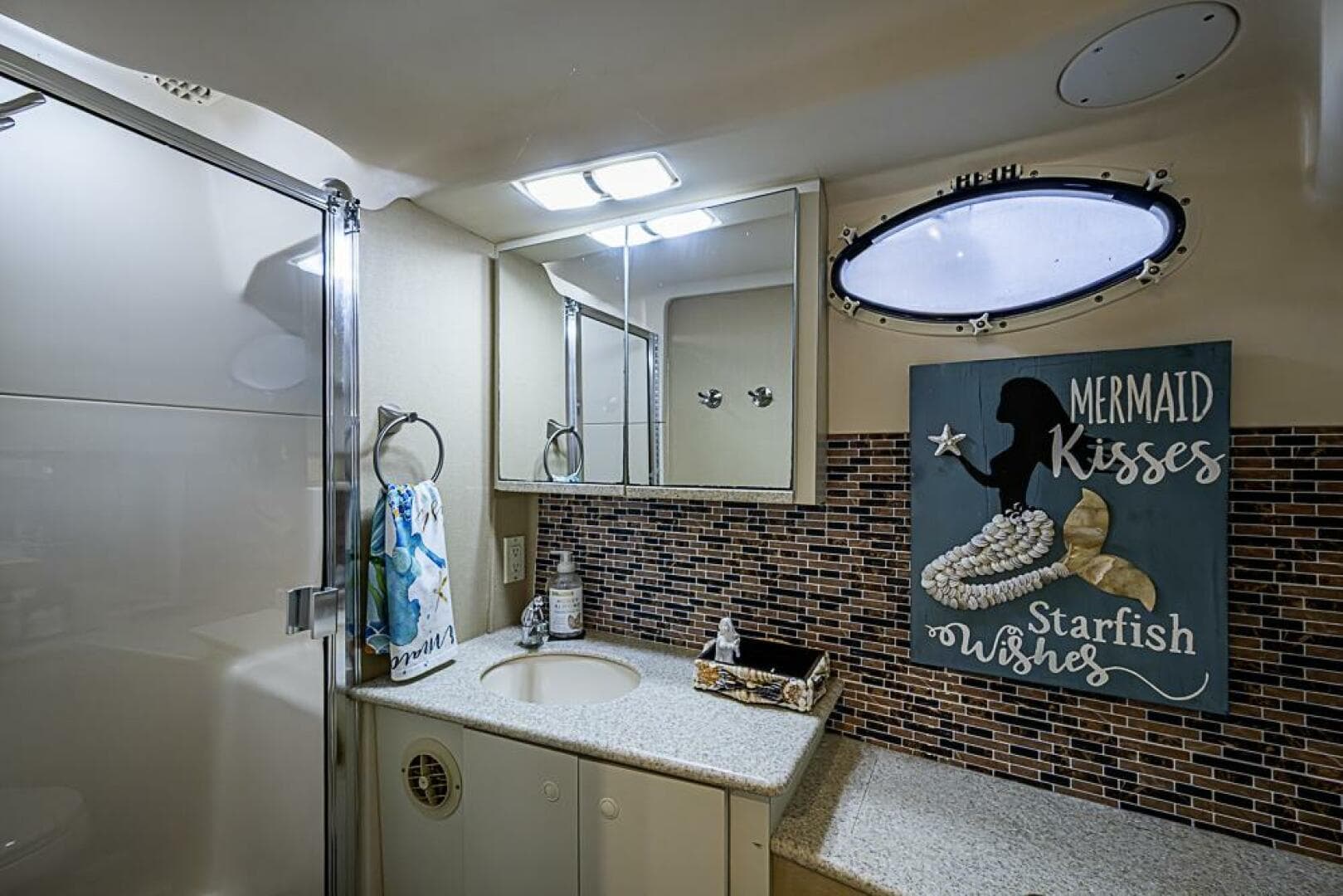 2000 Silverton 442 Cockpit Motoryacht