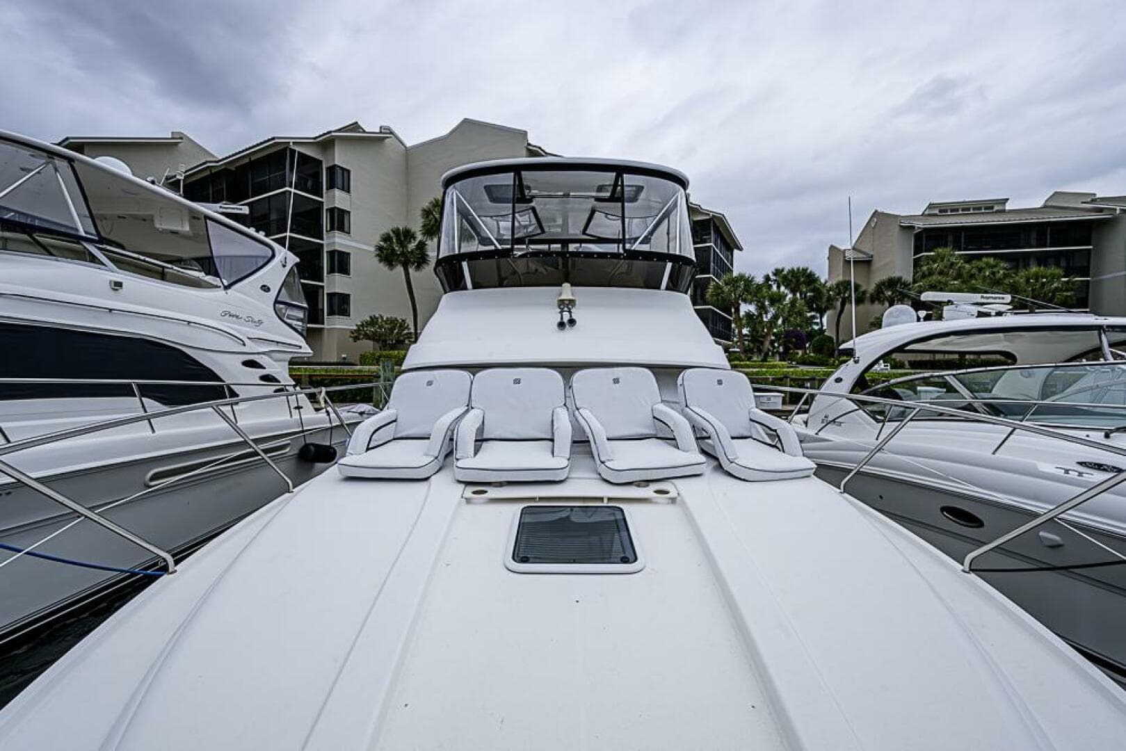 2000 Silverton 442 Cockpit Motoryacht