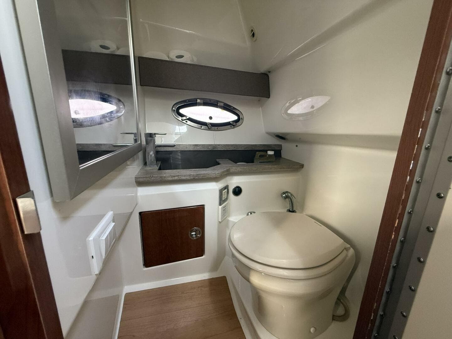 Formula 33 -  Cabin Head