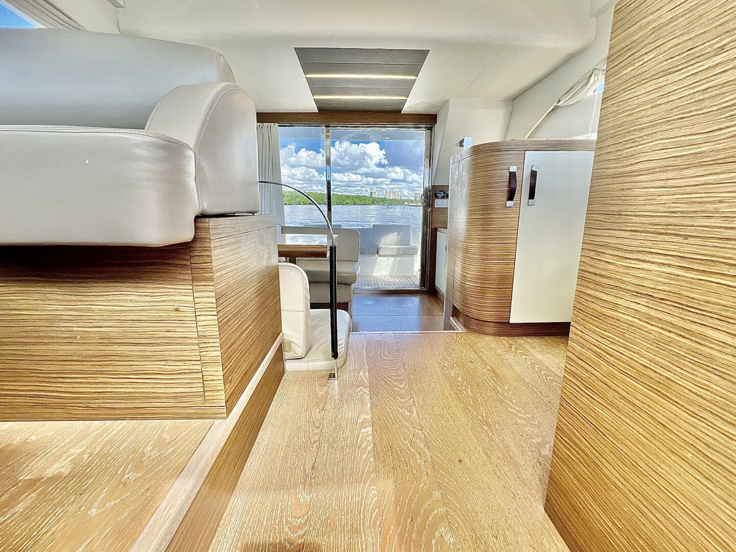 Rodman Muse - Lluvet - Salon