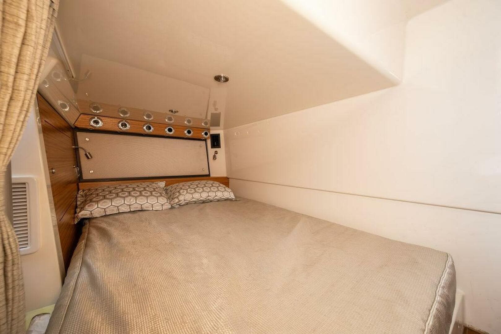 2023 Boston Whaler 405 Conquest