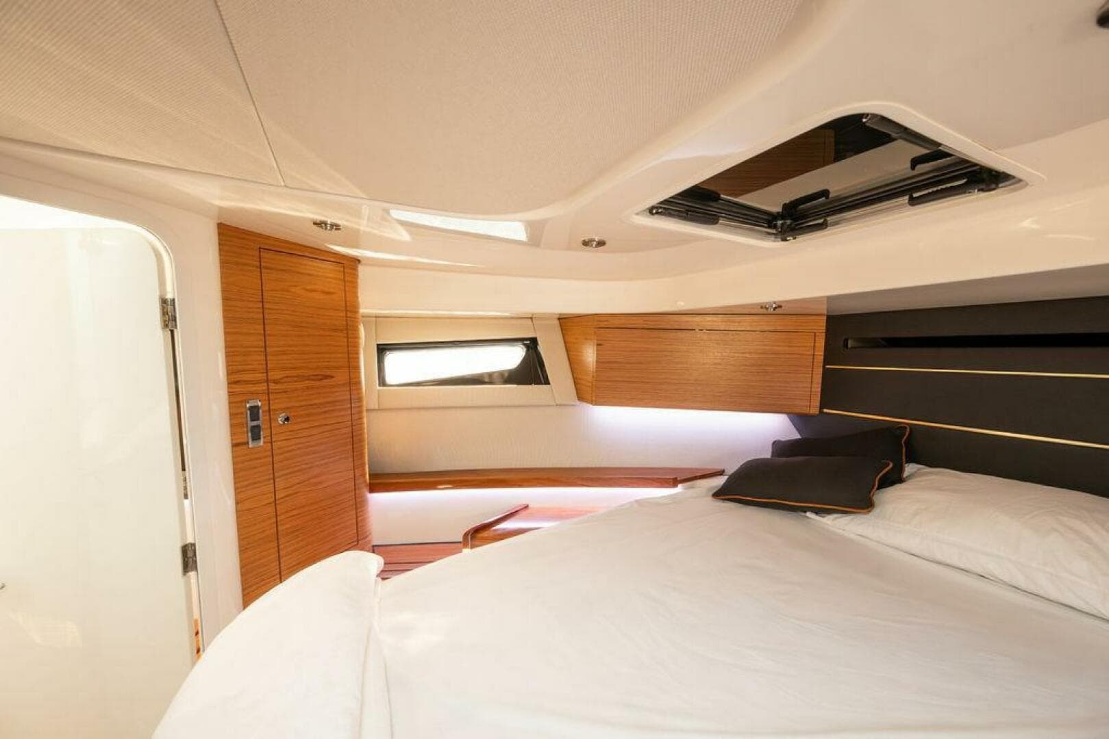 2023 Boston Whaler 405 Conquest