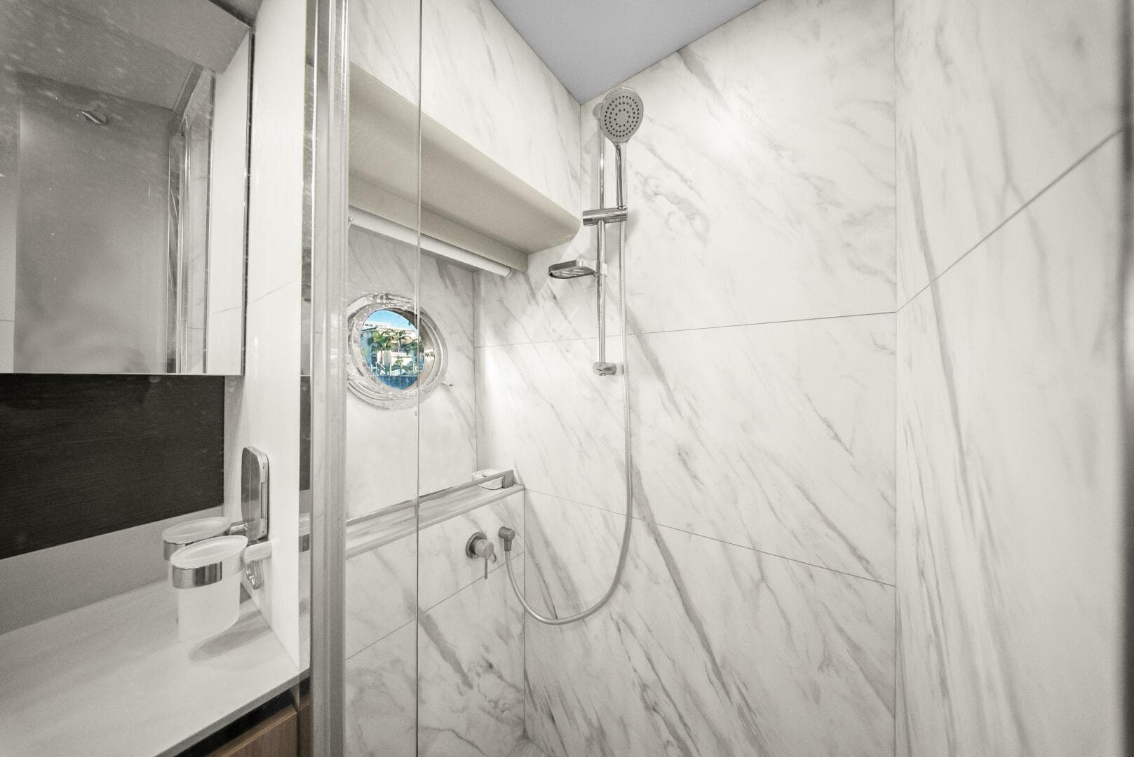 2025 Absolute 48 Navetta - Head