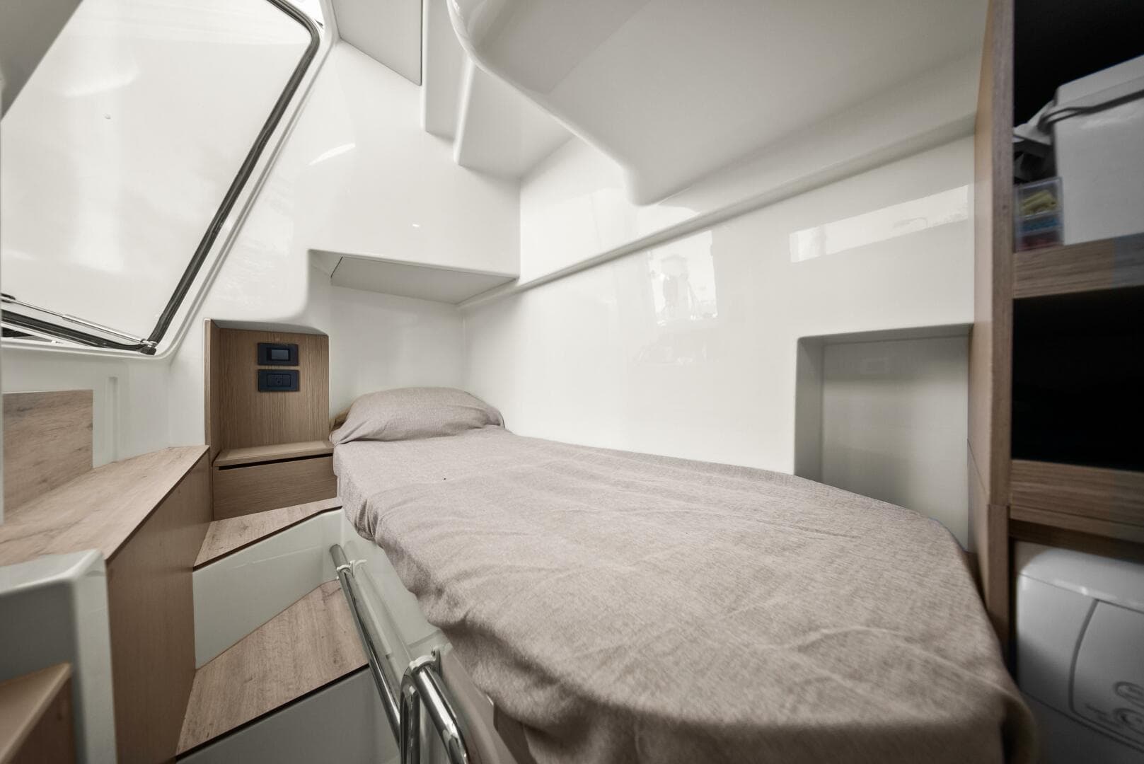 2025 Absolute 48 Navetta - Stateroom