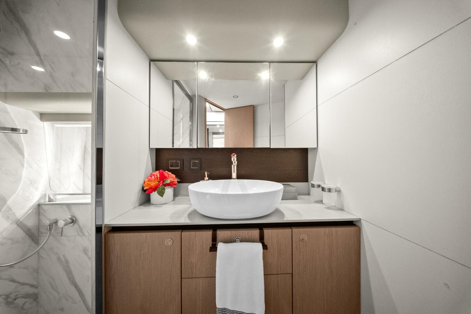 2025 Absolute 48 Navetta - Head