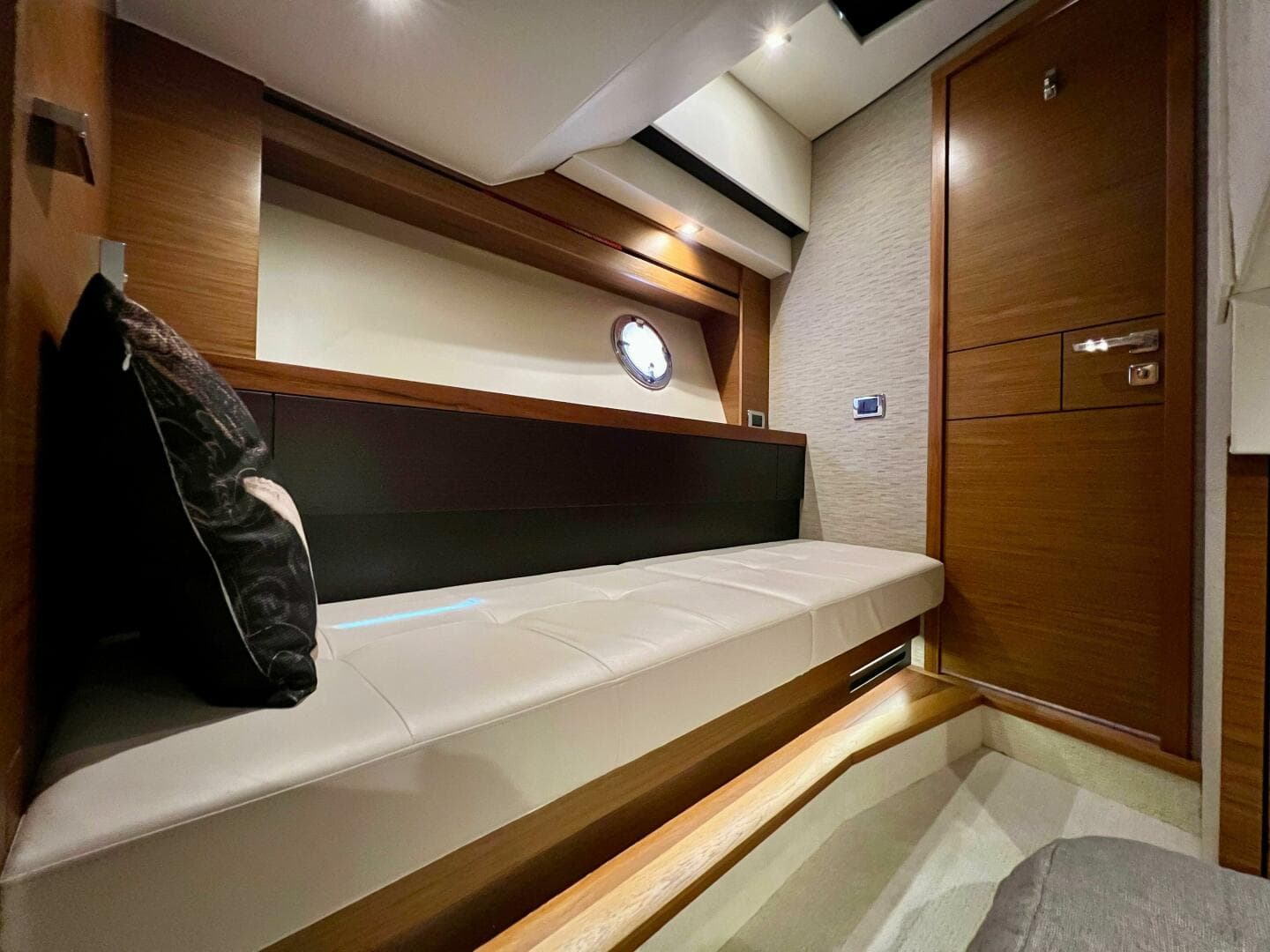 2016 Tiara Yachts 39 Coupe