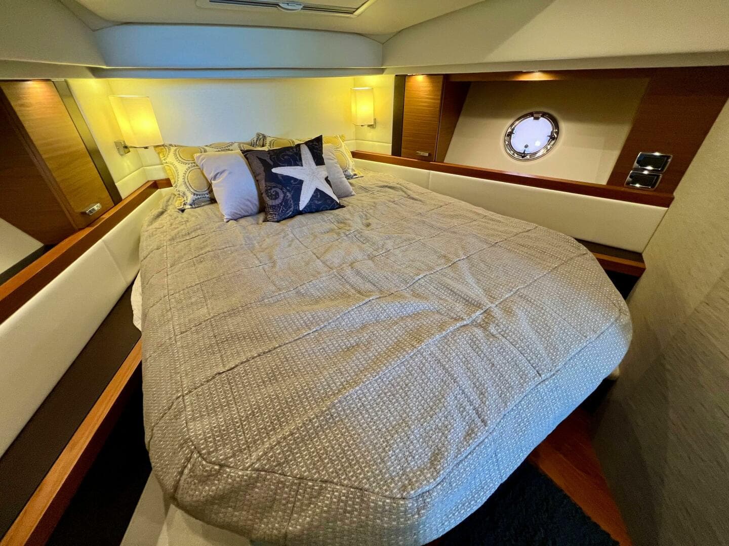 2016 Tiara Yachts 39 Coupe