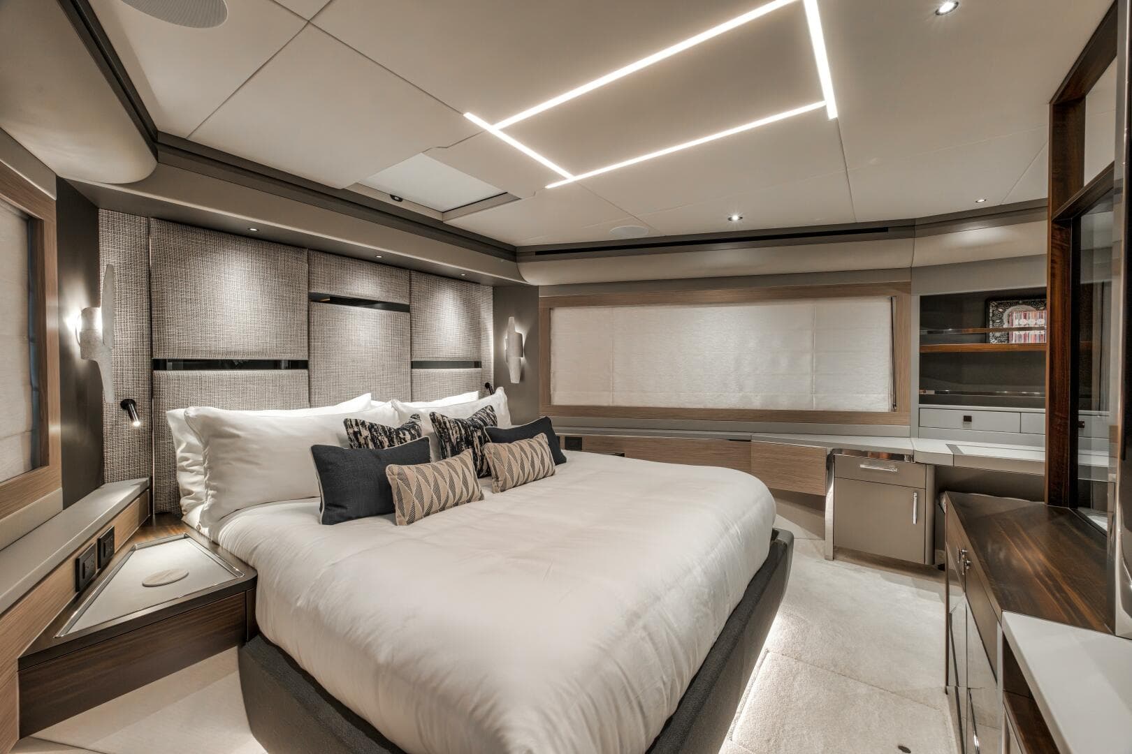 2026 Sunseeker 88 Yacht