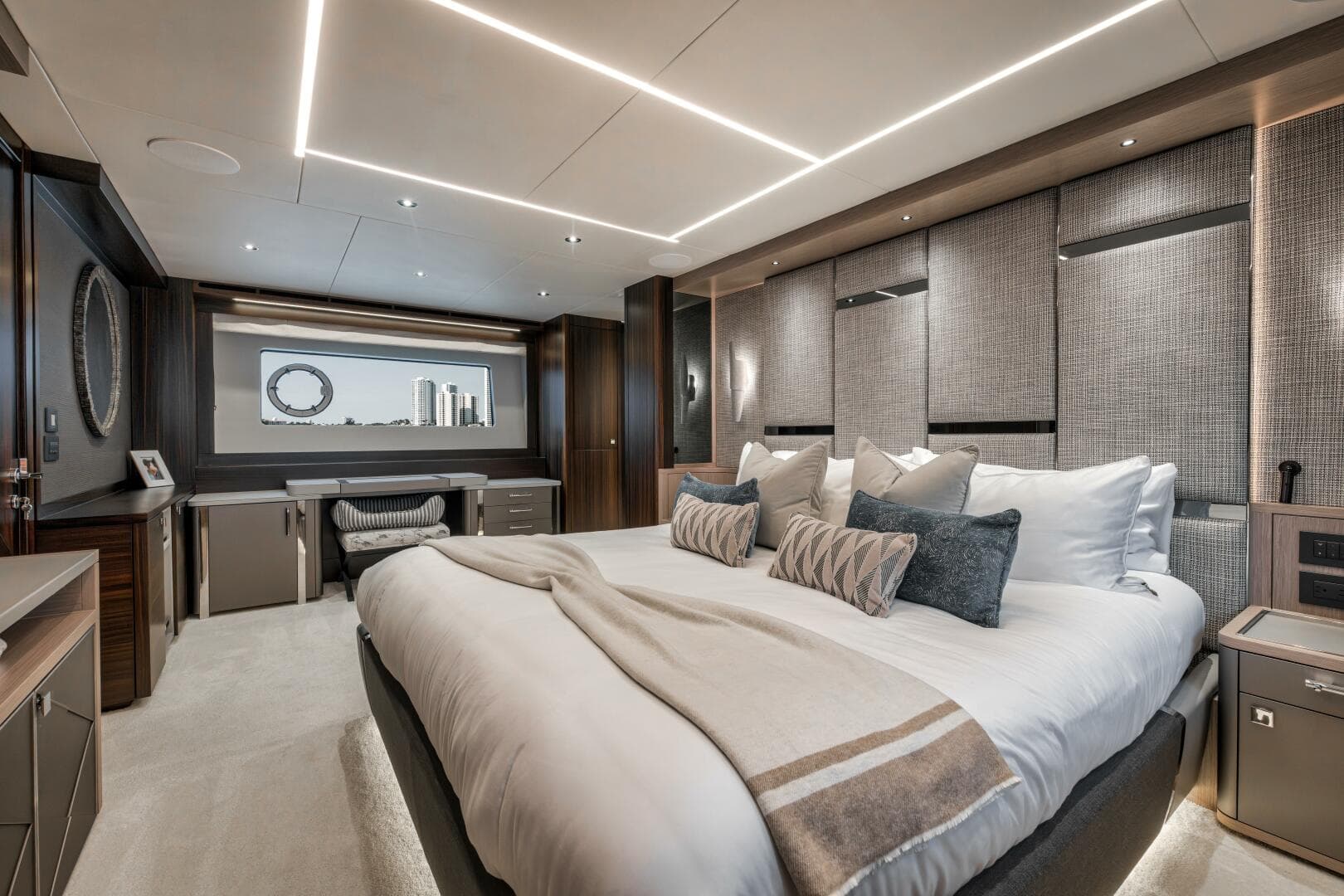 2026 Sunseeker 88 Yacht