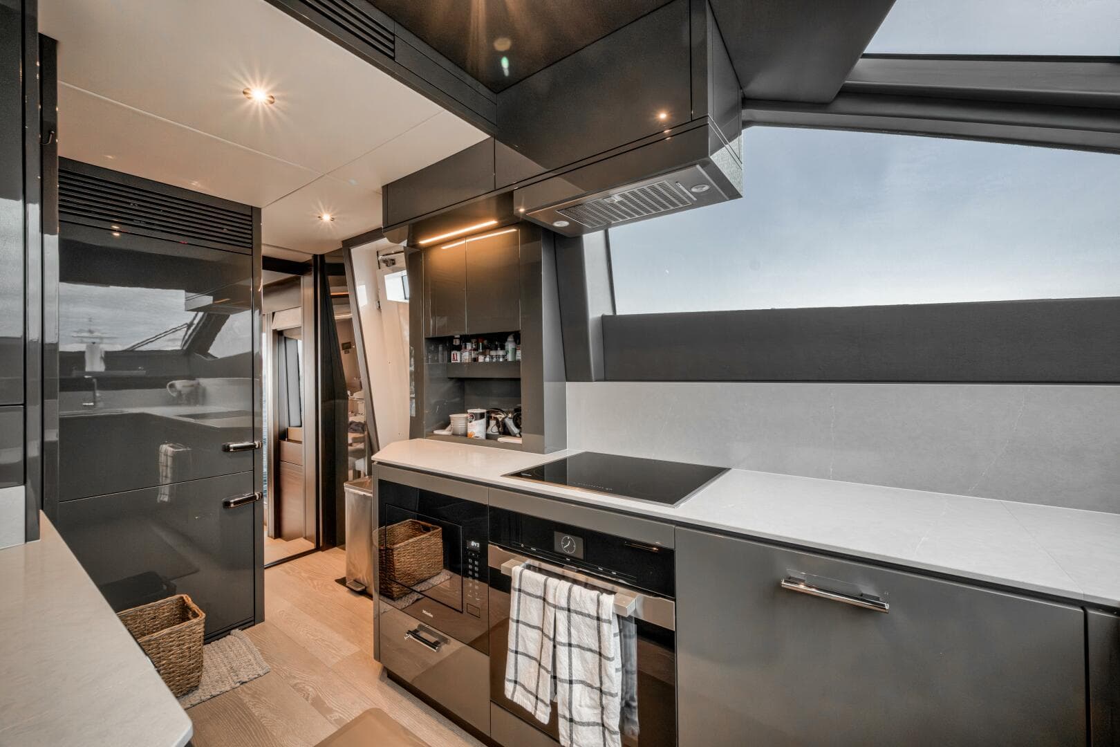 2026 Sunseeker 88 Yacht