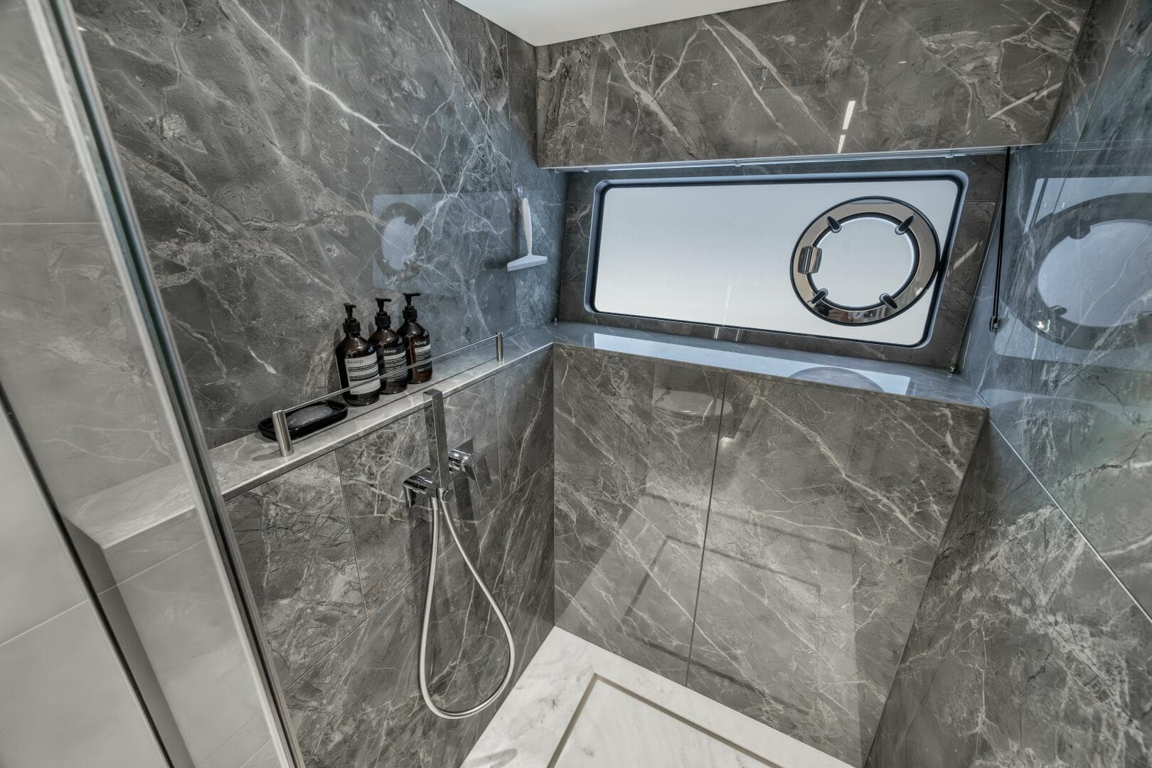 2026 Sunseeker 88 Yacht