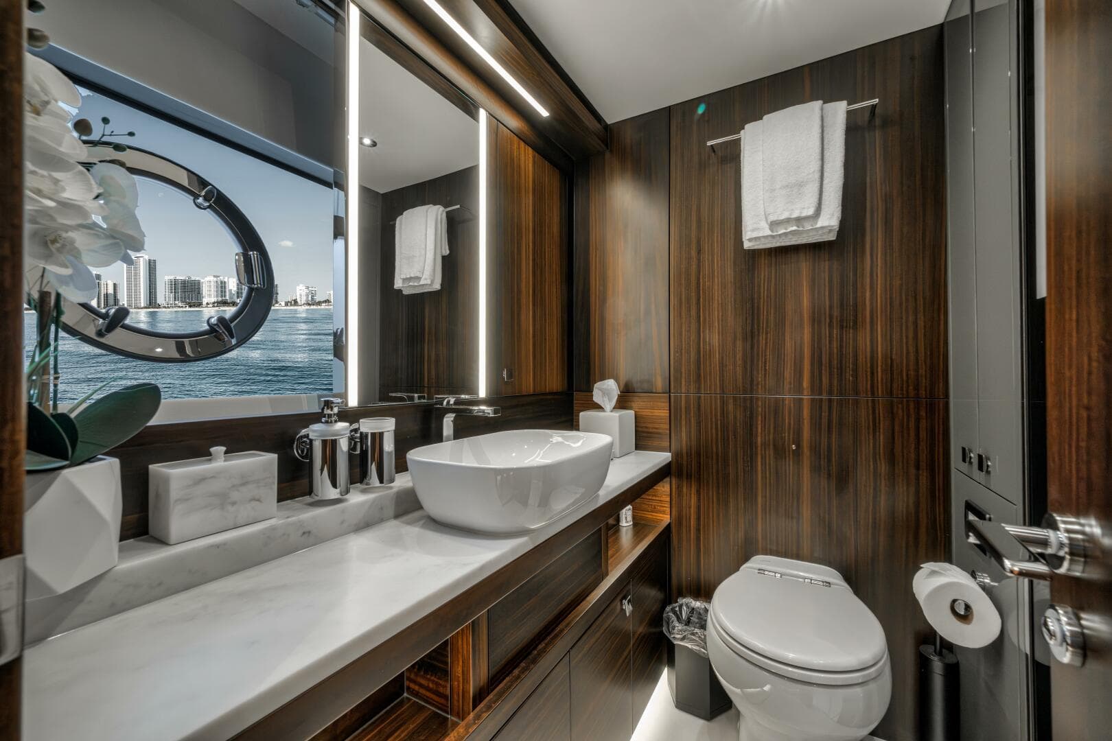 2026 Sunseeker 88 Yacht