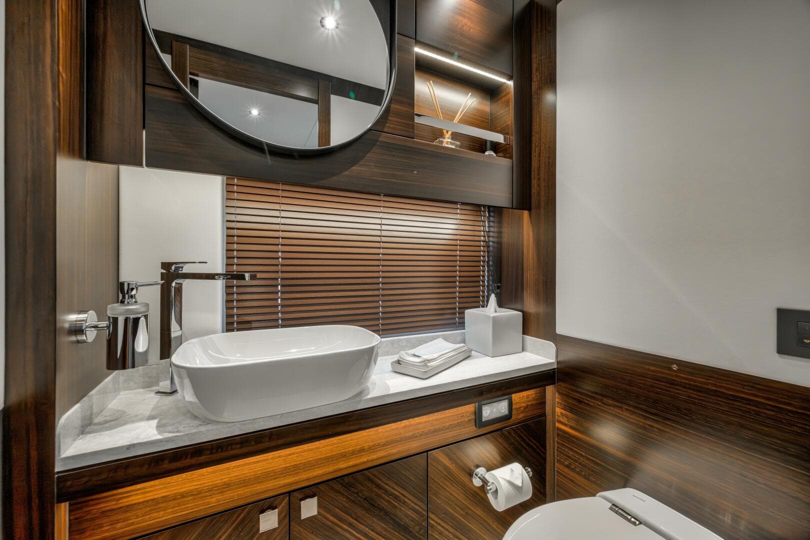 2026 Sunseeker 88 Yacht